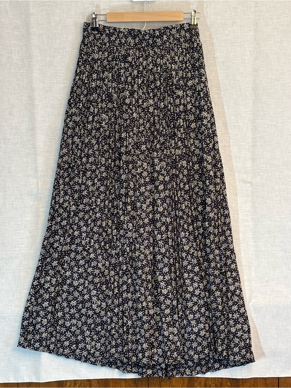 Black Floral Pleated Maxi Skirt - Elegant Everyday A-Line